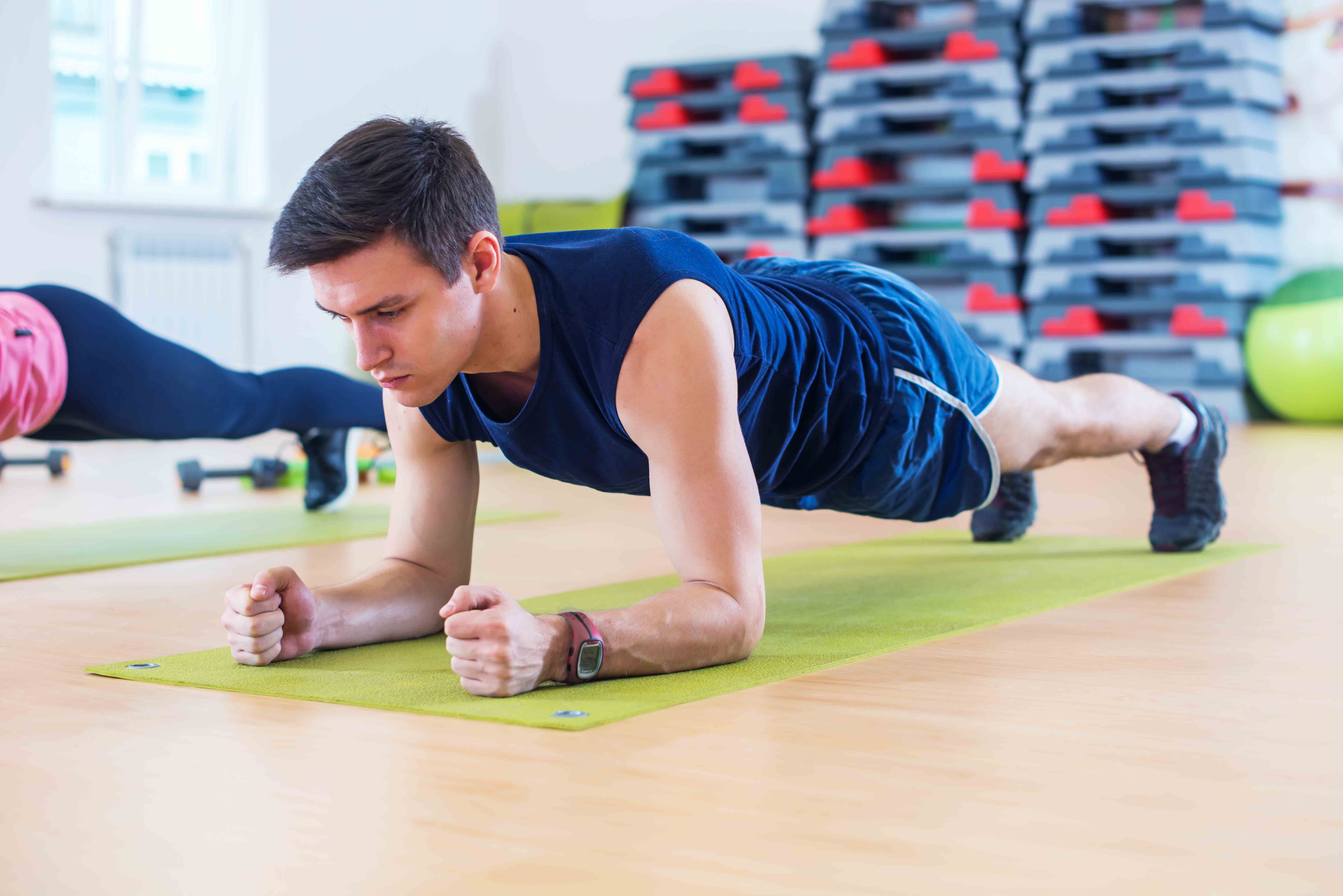 Спортсмен цель. Мужчина в планке. Спортсмен в планке. Человек выполняет упражнение. Статическая нагрузка в спорте это.