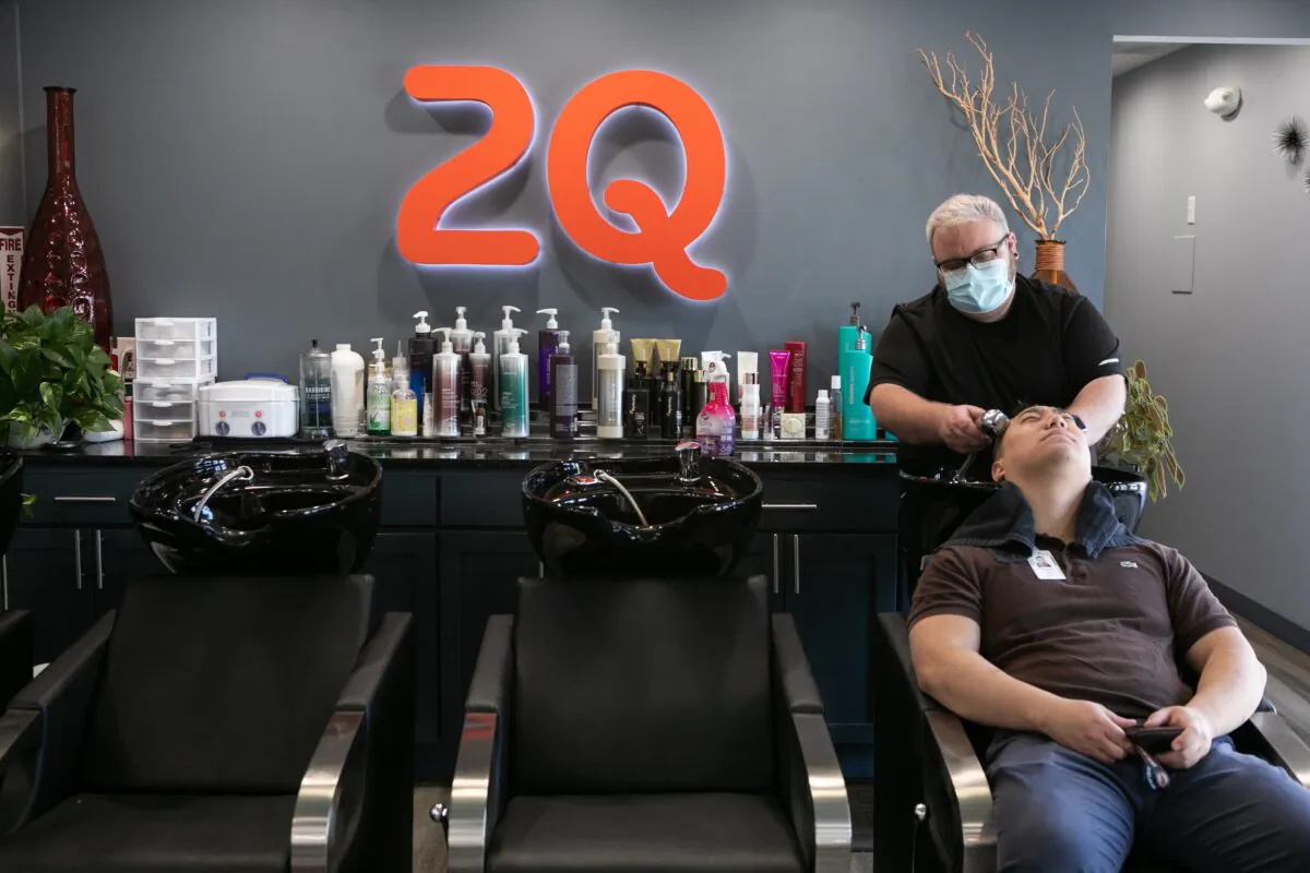 Harris Little washes Matt Kim's hair at 2Qute Hair Salon in Atlanta, Georgia, on April 27, 2020. (Jessica McGowan/Getty Images)