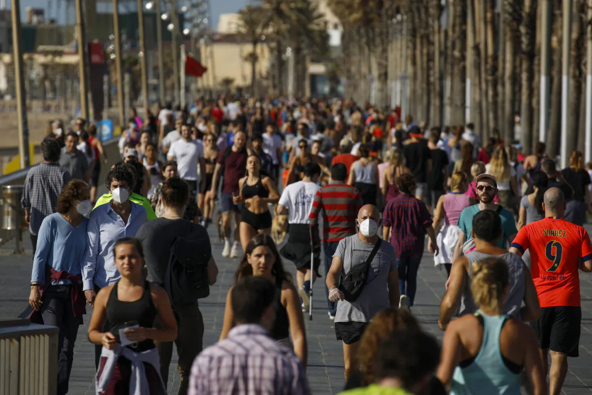 People exercise on a seafront promenade in Barcelona, Spain on May 2, 2020. Spaniards have filled the streets of the country to do exercise for the first time after seven weeks of confinement in their homes to fight the CCP virus pandemic. (Emilio Morenatti/AP photo)