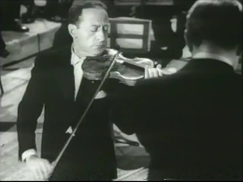 Violinist Jascha Heifetz at Carnegie Hall in 1947. United Artists / Federal Films. (Public Domain)