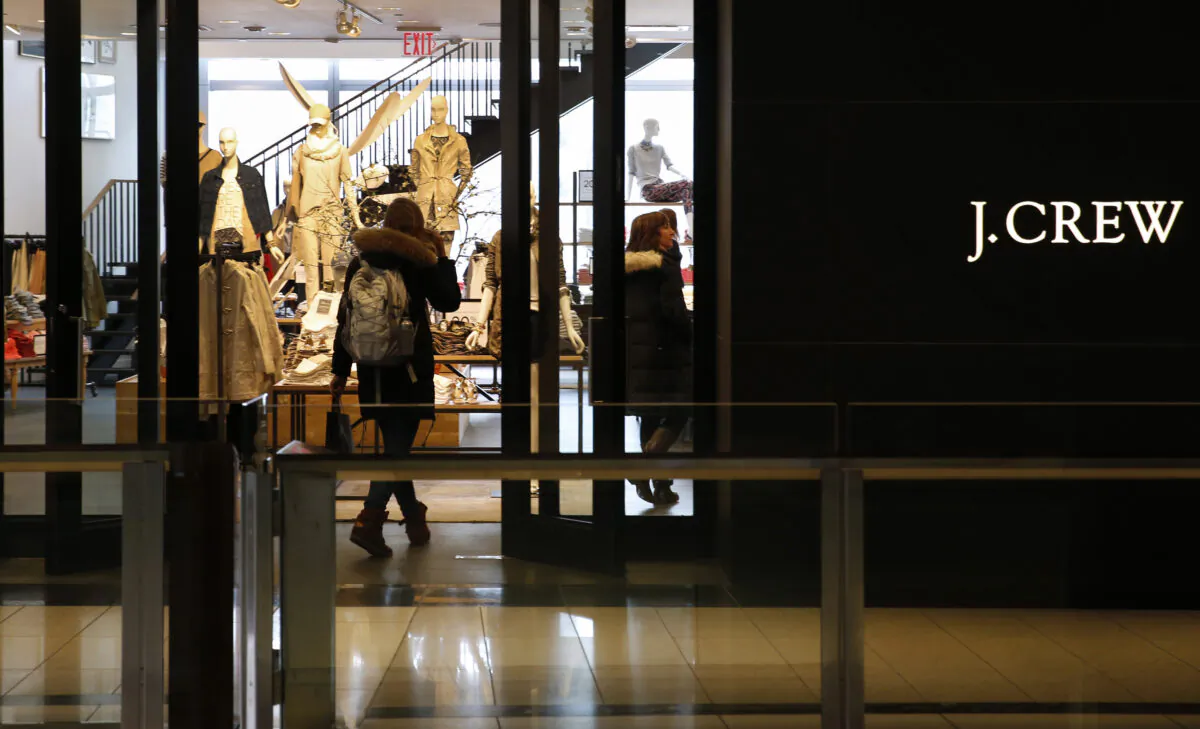 A customer walks into a clothing retailer J.Crew store in Manhattan, N.Y., on March 3, 2014. (Mike Segar/File Photo/Reuters)