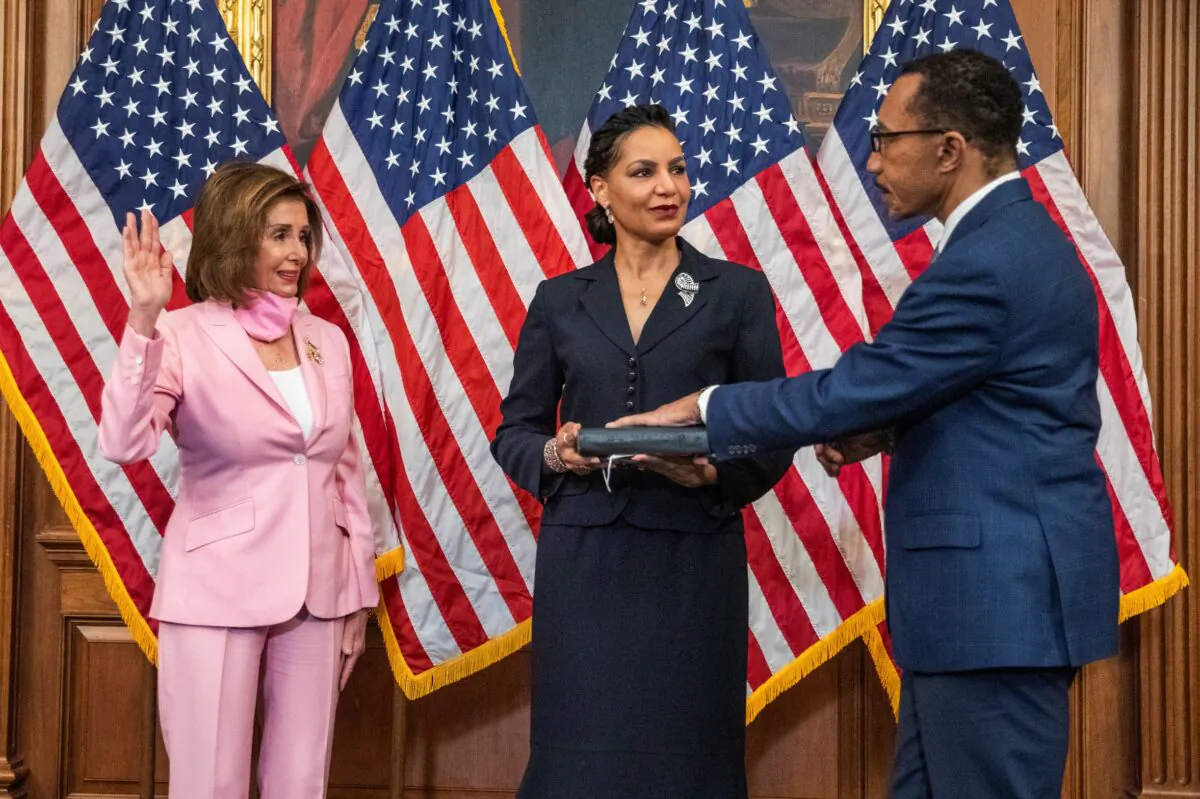 House Speaker Nancy Pelosi (D-Calif.) conducts a ceremonial swearing-in for Rep. Kweisi Mfume (D-Md.), accompanied by his wife Tiffany Mfume (C) at the U.S. Capitol, in Washington, on May 5, 2020. (Manuel Balce Ceneta/AP Photo)