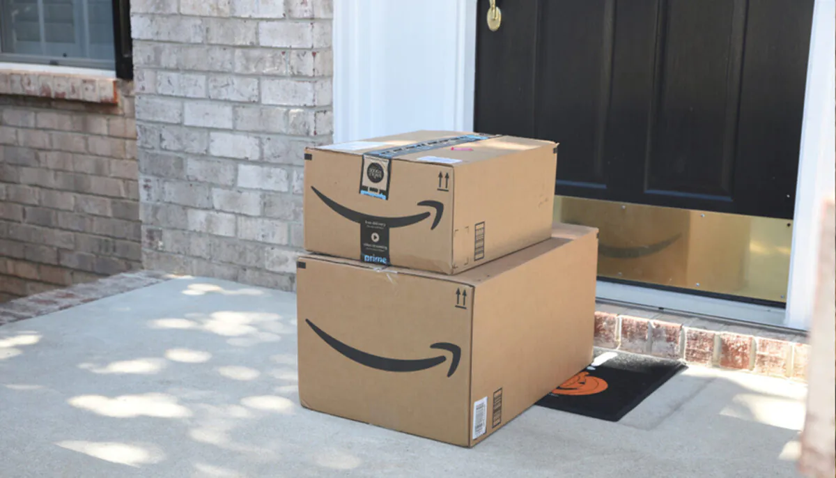 Laguna Beach police officers helped reuinte some wayward packages with their intended recipients Nov. 30. (Shutterstock)