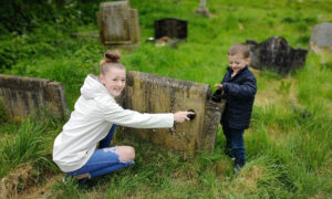 Brit Dad and Three Kids Clean Strangers’ Gravestones During CCP Virus Lockdown