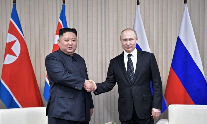 Prezydent Rosji Władimir Putin spotyka się z przywódcą Korei Północnej Kim Jong Unem w kampusie Uniwersytetu Federalnego Dalekiego Wschodu na wyspie Russky w dalekowschodnim rosyjskim porcie we Władywostoku 25 kwietnia 2019 r. (Alexey Nikolsky/AFP via Getty Images)