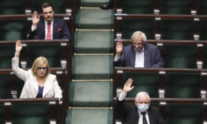 Fractures in Many Nations Widen Over How to Ease Lockdowns