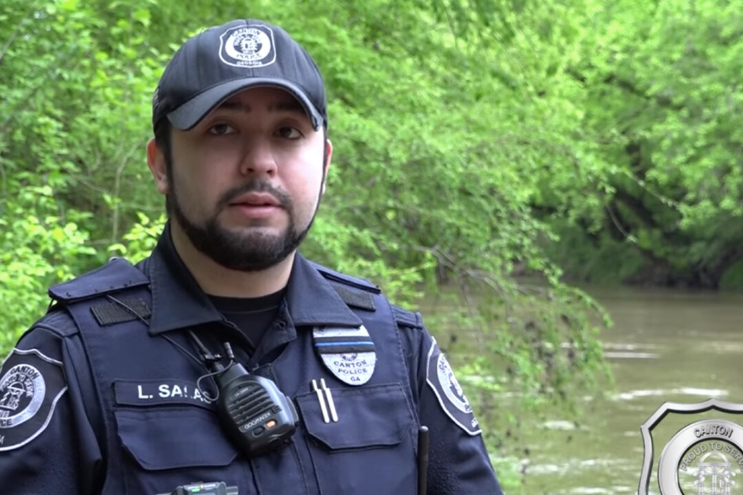 Police Officer Dives Into Freezing River to Save Two Drowning Teens ...