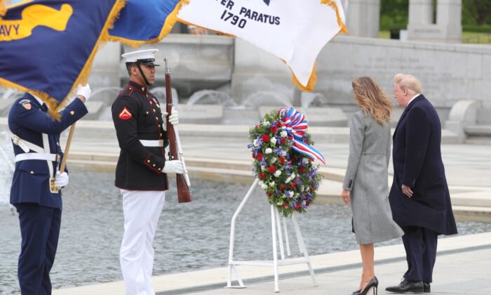  U.S. President Donald Trump and First Lady Melania Trump stand in front of a wreath during a Victory in Europe Day 75th anniversary ceremony at the World War II Memorial in Washington, on May 8, 2020. (Tom Brenner/Reuters)