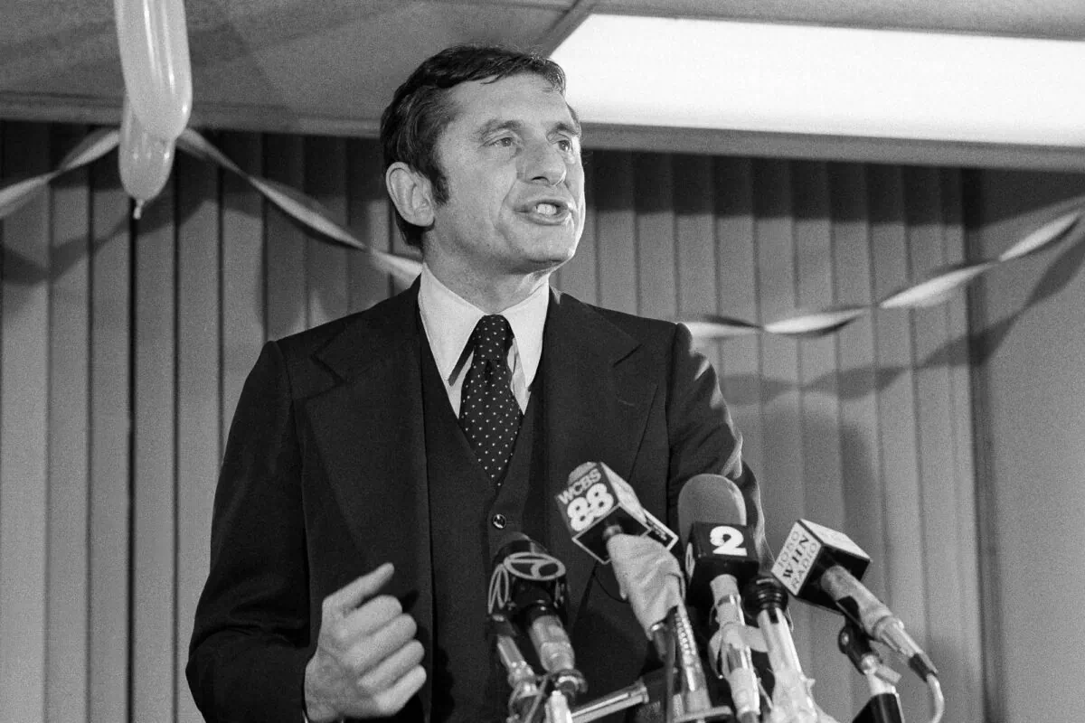 Conservative Barry Farber, who was far behind in the New York City Mayoral race, thanks supporters at his headquarters, in New York, on Nov. 8, 1977. (Dan Grossi/AP Photo)