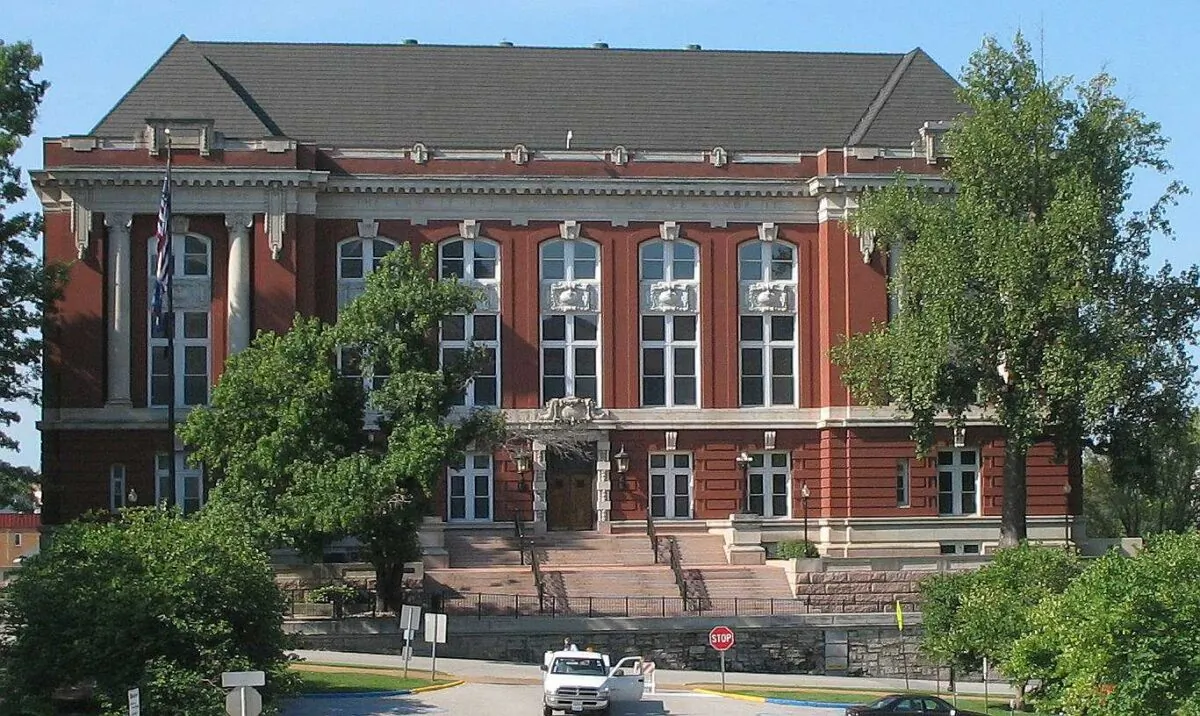 The Missouri Supreme Court Building across from Missouri State Capitol in Jefferson City, Mo., on Sept. 19, 2007. (Americasroof via Wikimedia Commons)