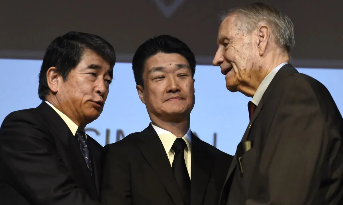 Yukio Okamoto (L) shakes hands with American World War II prisoner of war James Murphy (R) at Simon Wiesenthal Center's Museum of Tolerance in Los Angeles on July 19, 2015. (Robyn Beck/AFP via Getty Images)