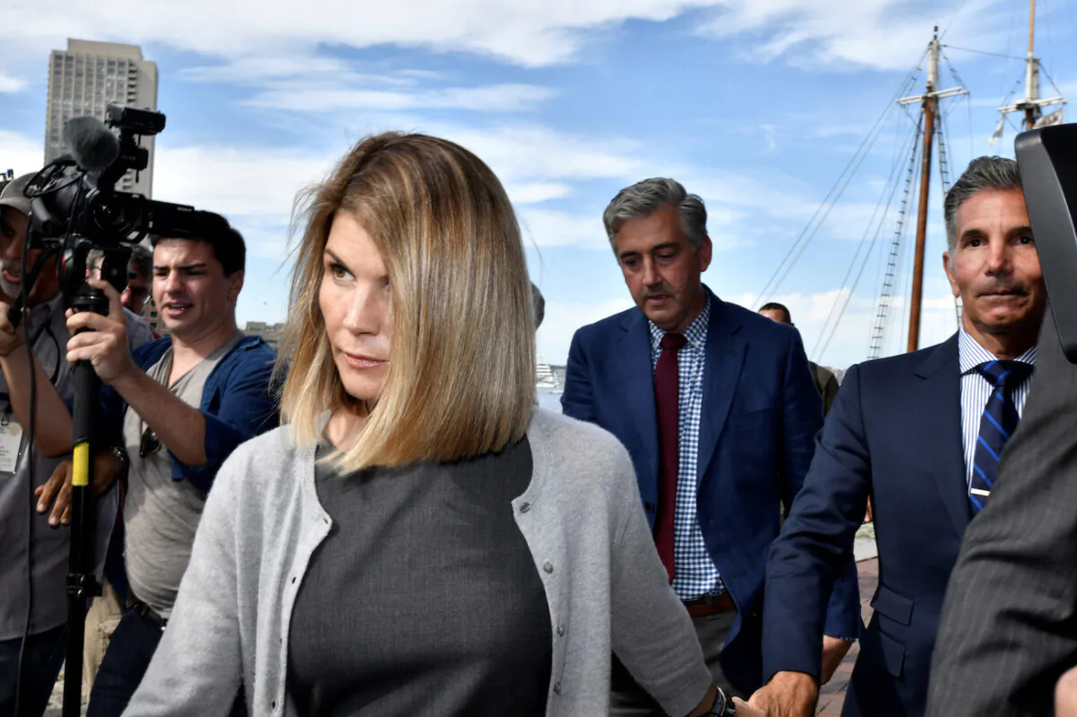 Actress Lori Loughlin and her husband, fashion designer Mossimo Giannulli leave the federal courthouse after a hearing on charges in a nationwide college admissions cheating scheme in Boston, Mass., on Aug. 27, 2019. (Josh Reynolds/Reuters)