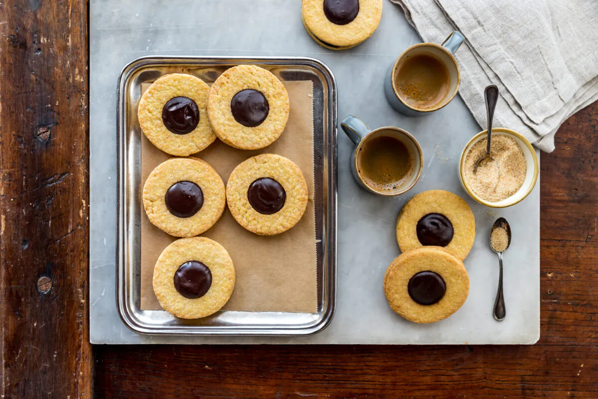 Occhi di bue, shortbread sandwich cookies. (Photo by Giulia Scarpaleggia)