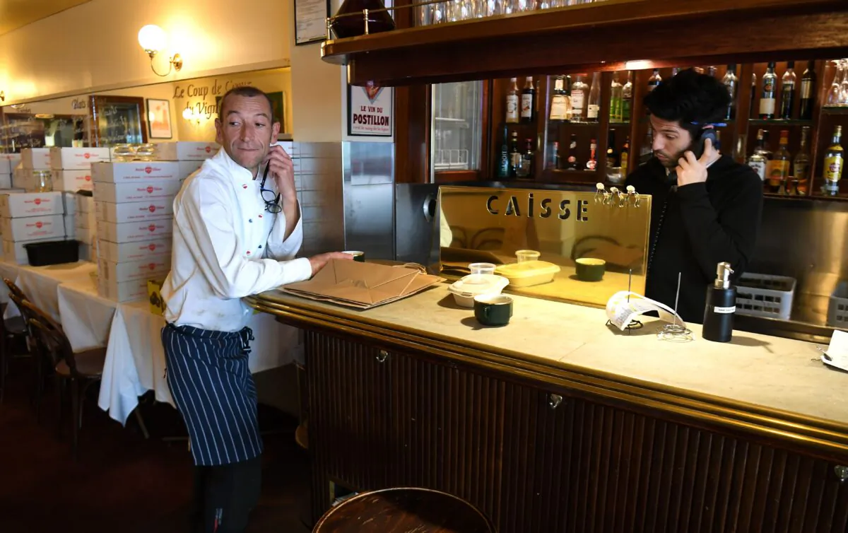 Head chef Geraud Fabre (L) of French restaurant France-Soir waits for take-away orders in Melbourne on May 8, 2020. (WILLIAM WEST/ Getty Images)