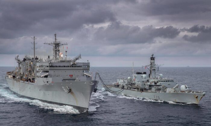 快速战斗支援舰 USNS Supply (T-AOE 6) 和皇家海军杜克级护卫舰 HMS Kent (F78) 于 2020 年 5 月 5 日在北极圈训练期间在巴伦支海进行海上补给。（美国海军照片由 Lt. Lauren Spaziano/已发布）
