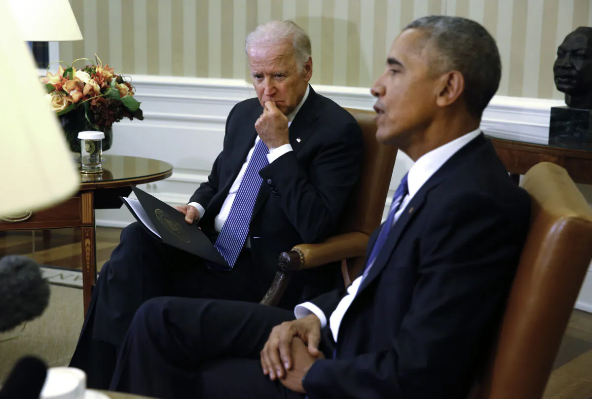 President Barack Obama (R) and Vice President Joe Biden speak in the Oval Office of the White House in Washington on Oct. 17, 2016. (Yuri Gripas/AFP via Getty Images)
