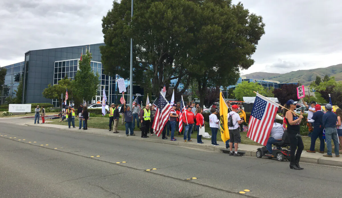 New California State supporters rally for freedom to support Elon Musk in front of Tesla’s corporate office in Fremont, Calif., on May 13, 2020. (Ilene Eng/The Epoch Times)