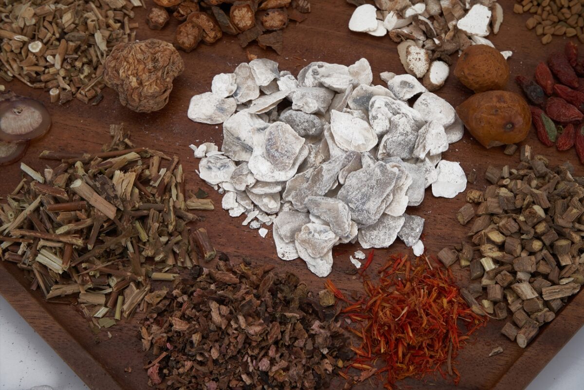 Chinese herbs. In this story magical herbs bestowed by heaven cure plague victims. (Von InkheartX / Shutterstock)

