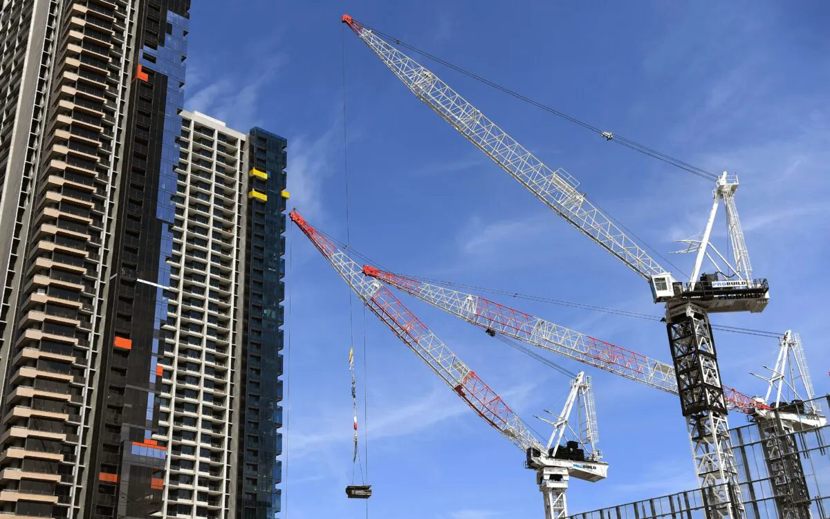 Cranes work on a building site in Melbourne's central business district on October 2, 2018. (WILLIAM WEST/Getty Images)