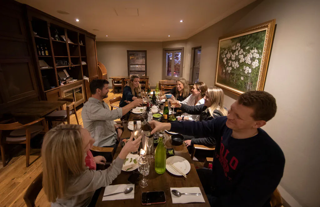 A group of friends dine at Yama Gardens in Darlinghurst on May 15, 2020 in Sydney, Australia.( Ryan Pierse/Getty Images)