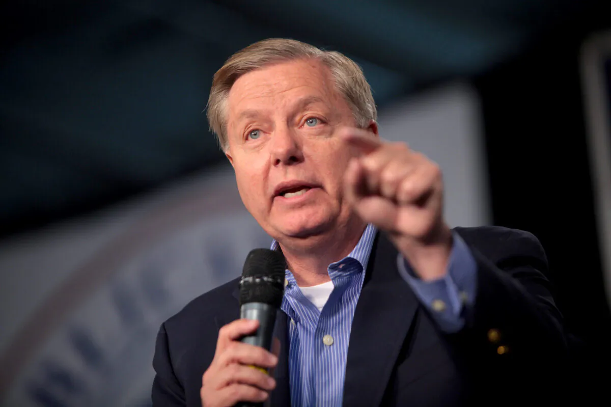 Sen. Lindsey Graham (R-S.C.) speaking with attendees at the 2015 Iowa Growth & Opportunity Party at the Varied Industries Building at the Iowa State Fairgrounds in Des Moines, Iowa, on Oct. 31, 2015. (Gage Skidmore/[CC BY-SA-2.0 (ept.ms/2utDIe9)])