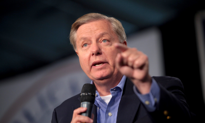 Sen. Lindsey Graham (R-S.C.) speaking with attendees at the 2015 Iowa Growth & Opportunity Party at the Varied Industries Building at the Iowa State Fairgrounds in Des Moines, Iowa, on Oct. 31, 2015. (Gage Skidmore/[CC BY-SA-2.0 (ept.ms/2utDIe9)])