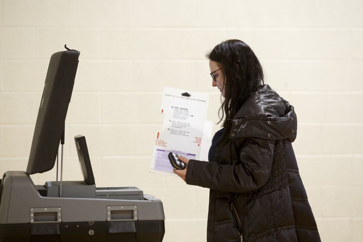 Vote use. Машина для голосования в конгрессе. Dominion voting Machine. Court Michigan voters. Forenzik Audit.