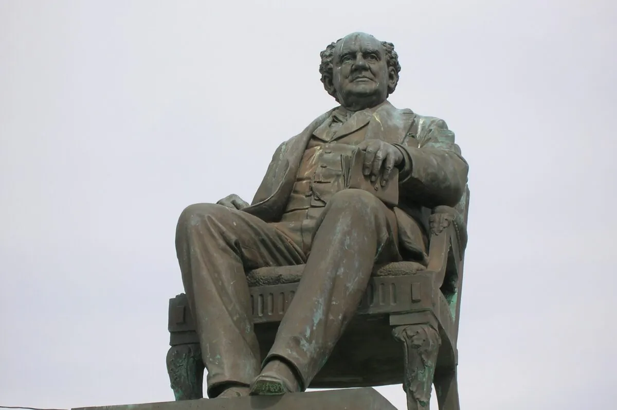 A sculpture of P.T. Barnum, 1887, by Thomas Ball, Seaside Park, Bridgeport, Connecticut. (Public Domain)