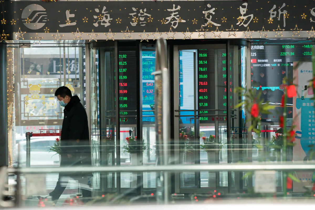 A security guard wearing a mask stands in front of the front gate of Shanghai Stock Exchange Building in Shanghai on February 3, 2020. (Yifan Ding/Getty Images)