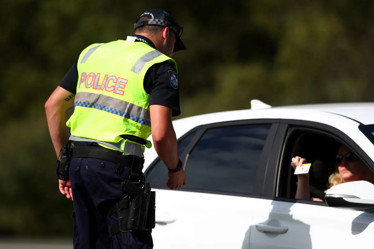 Queensland Police stop vehicles at a checkpoint set up at the Queensland and NSW border in Coolangatta on the Gold Coast, Australia, on March 26, 2020. (Chris Hyde/Getty Images)