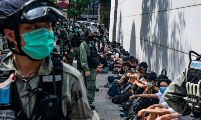Riot police mass detain pro-democracy protesters during a rally in Causeway Bay district in Hong Kong, on May 27, 2020. (Anthony Kwan/Getty Images)