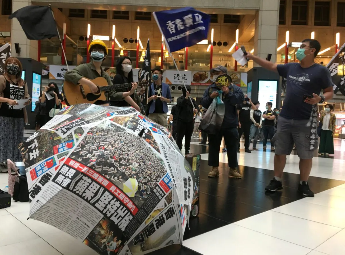 Protesters holding banners in support of Hong Kong pro-democracy demonstrators attend a rally against the Chinese regime's newly announced national security legislation for Hong Kong, at Taipei main train station on May 23, 2020. (Ben Blanchard/Reuters)