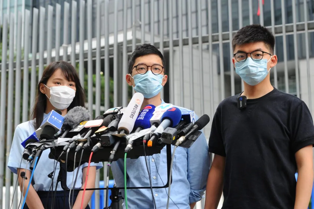 (L-R) Agnes Chow, Nathan Law, and Joshua Wong of local pro-democracy party Demosistō—Agnes held a press conference in Hong Kong on May 28, 2020. (Song Bilung/The Epoch Times)