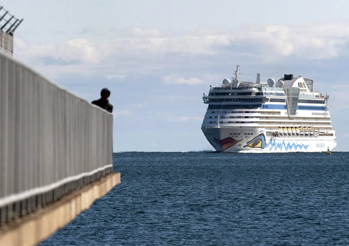 The AIDAdiva cruise ship, on a 10-day trip from New York to Montreal, arrives in Halifax on Oct. 19, 2018. (Andrew Vaughan/The Canadian Press)