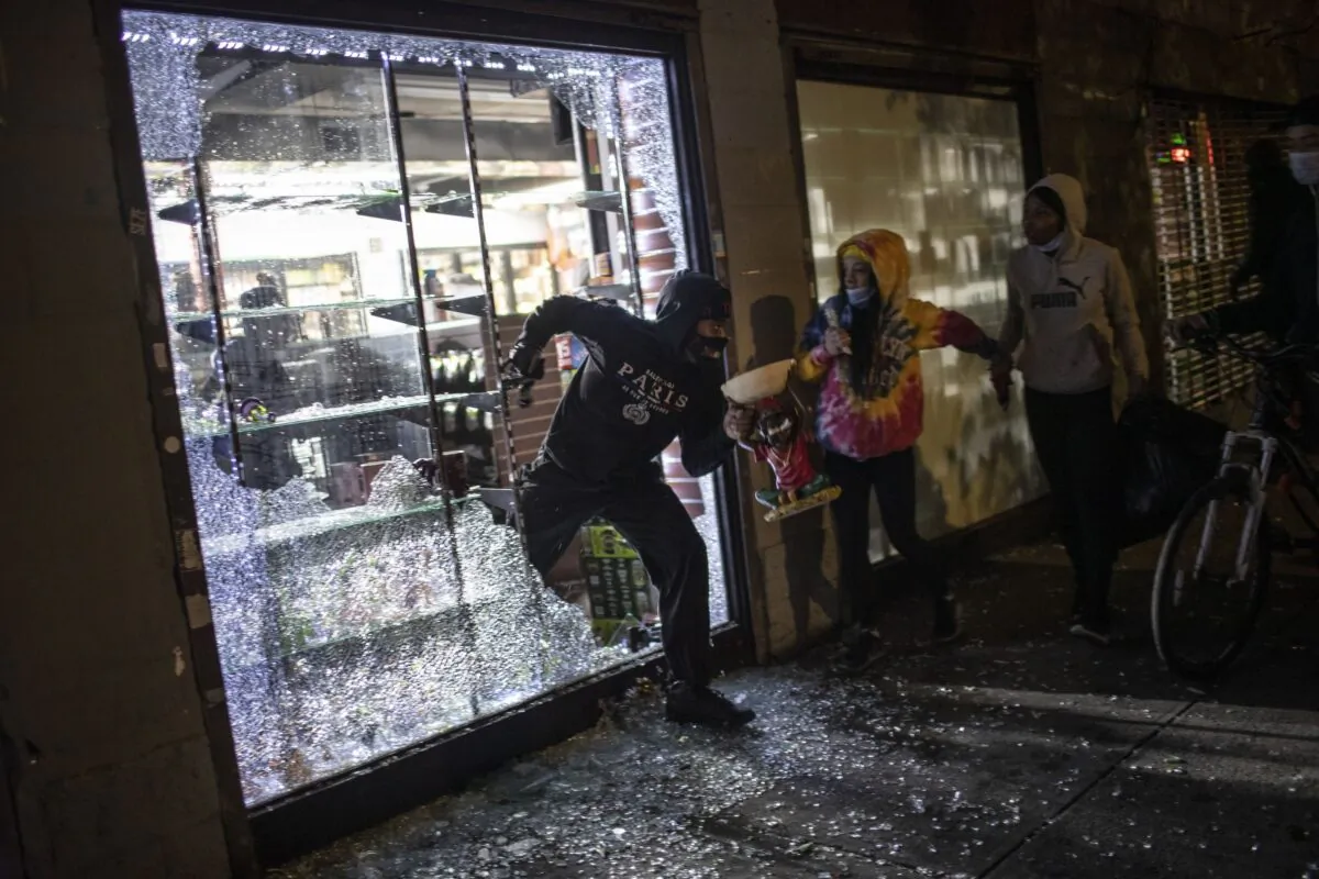 People run out of a smoke shop with smoking instruments after breaking in as police arrive in New York, N.Y., on June 1, 2020. (Wong Maye-E/AP Photo)