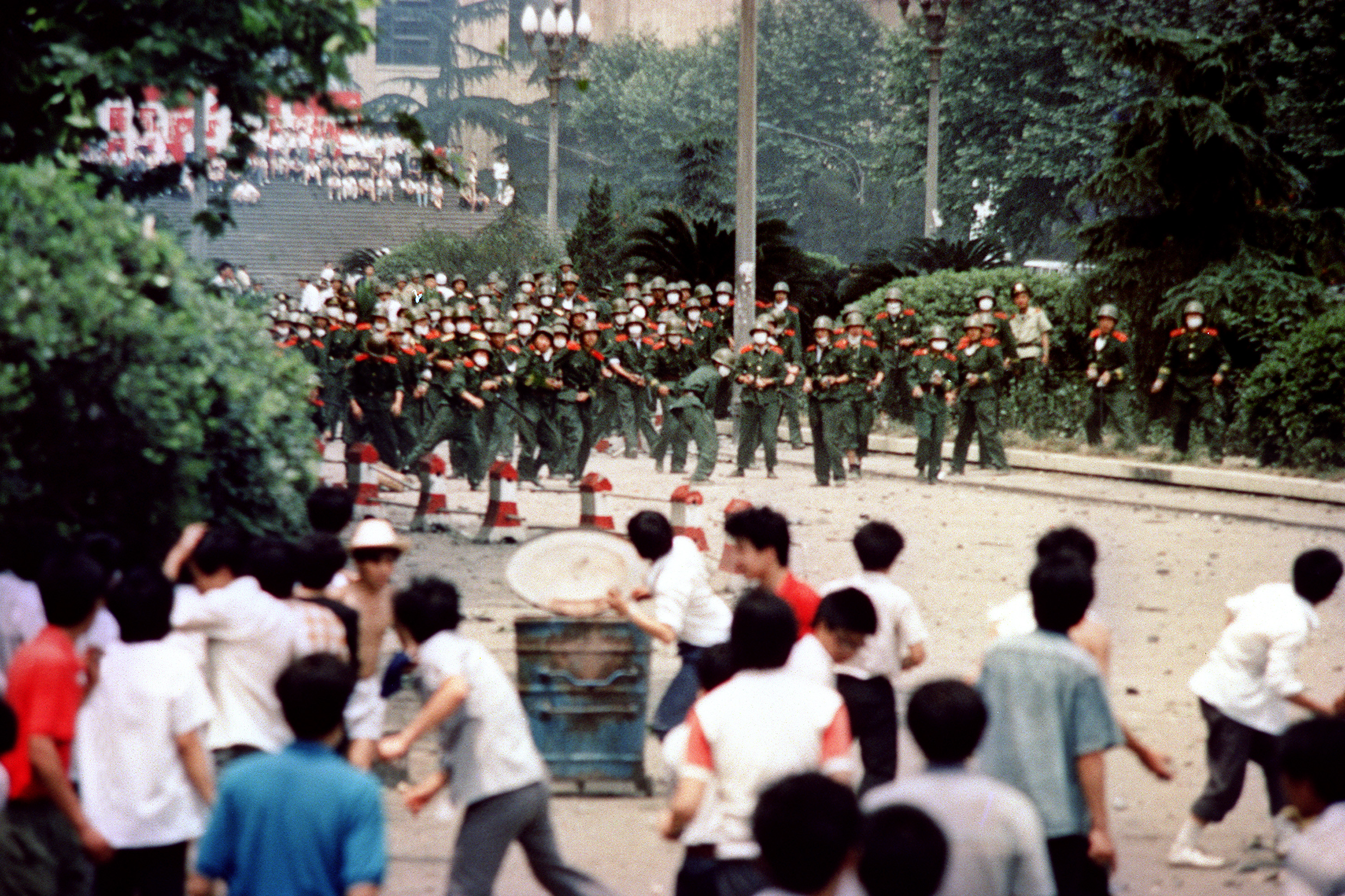 События на площади тяньаньмэнь в 1989 году. Площадь Тяньаньмэнь июнь 1989. Площадь Тяньаньмэнь в Пекине 1989. Китай 1989 площадь Тяньаньмэнь жертвы.