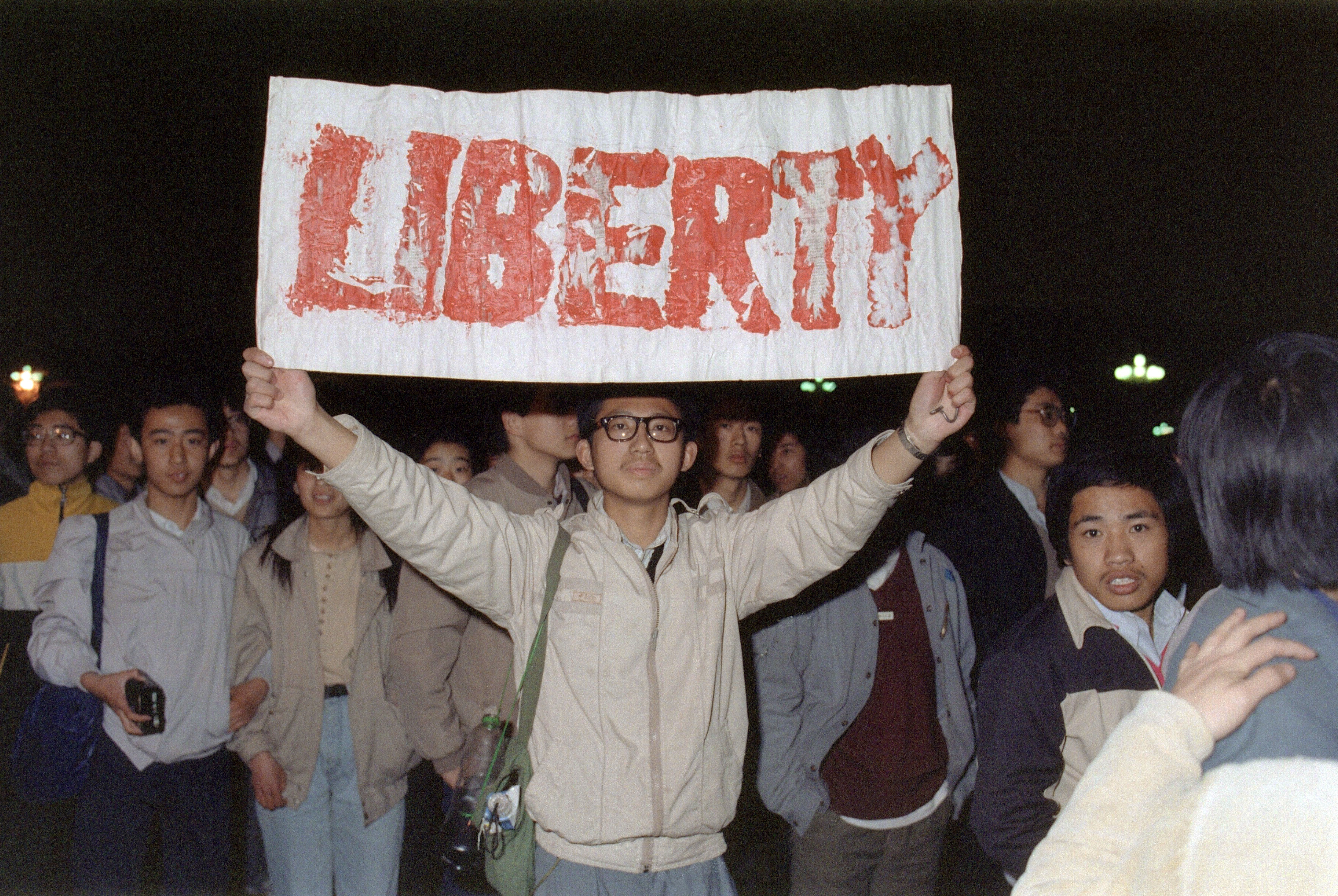 Япония 1989 год. Пекин площадь Тяньаньмэнь 1989 год. Протесты на площади Тяньаньмэнь в 1989 году. Митинг студентов в Китае на площади Тяньаньмэнь в 1989 году. Расстрел в Китае на площади Тяньаньмэнь 1989.