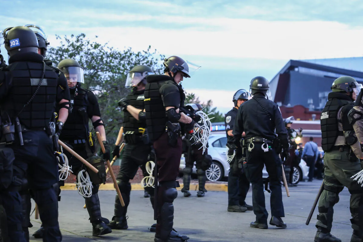 State and local police prepare to arrest around 100 protesters after they stayed out beyond the governor’s 8 p.m. curfew during the sixth night of protests and violence following the death of George Floyd, in Minneapolis, Minn., on May 31, 2020. (Charlotte Cuthbertson/The Epoch Times)