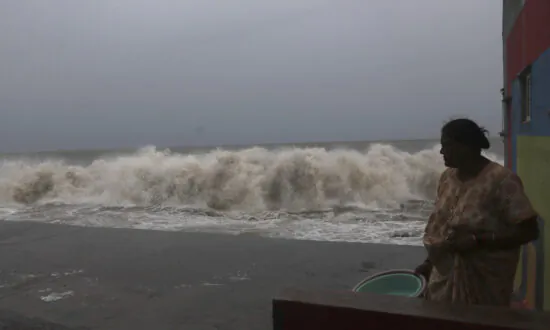 Cyclone Lashes India’s Business Capital, 100,000 Evacuated