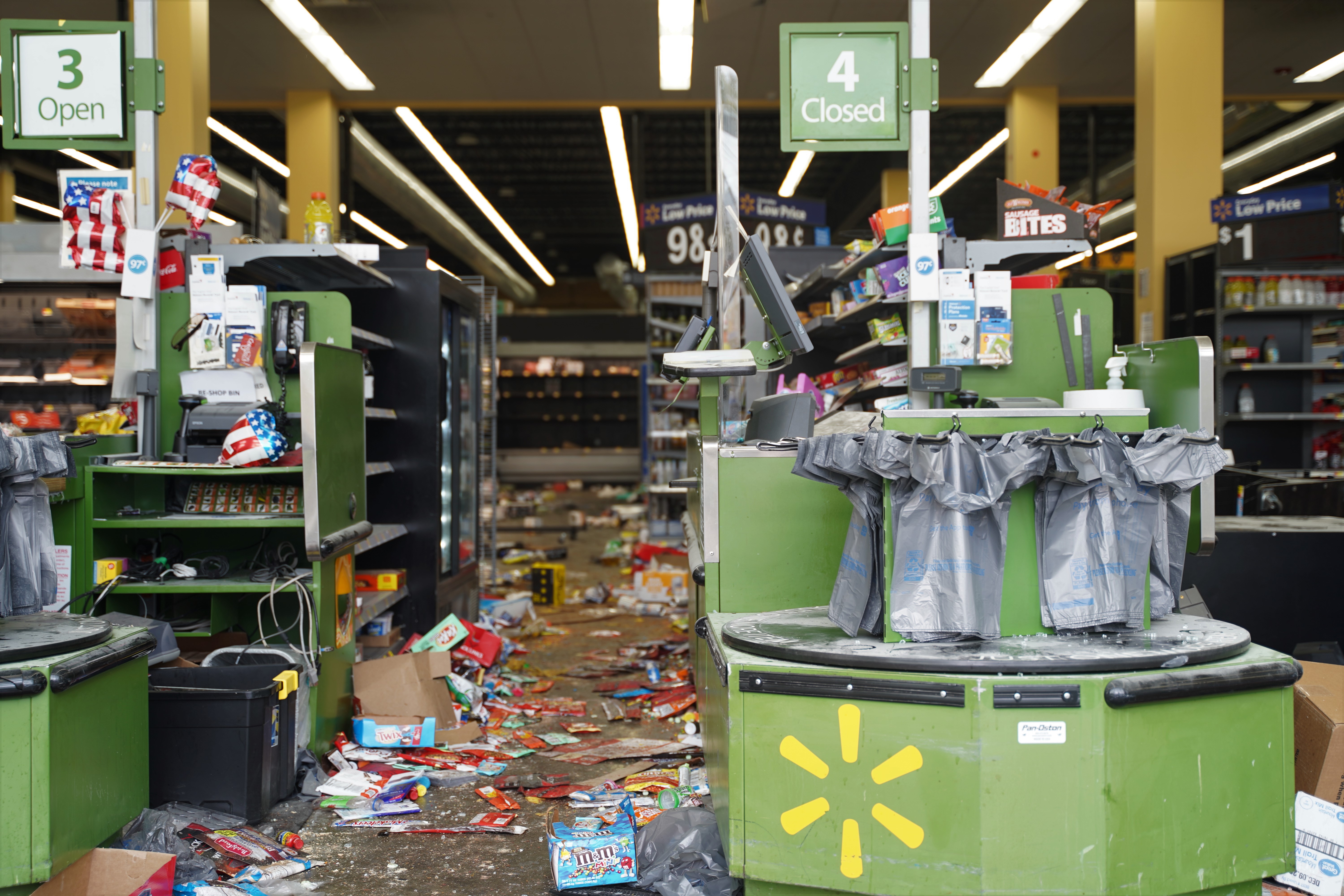 Walmart Chicago Looting 2024 - Wendi Josselyn