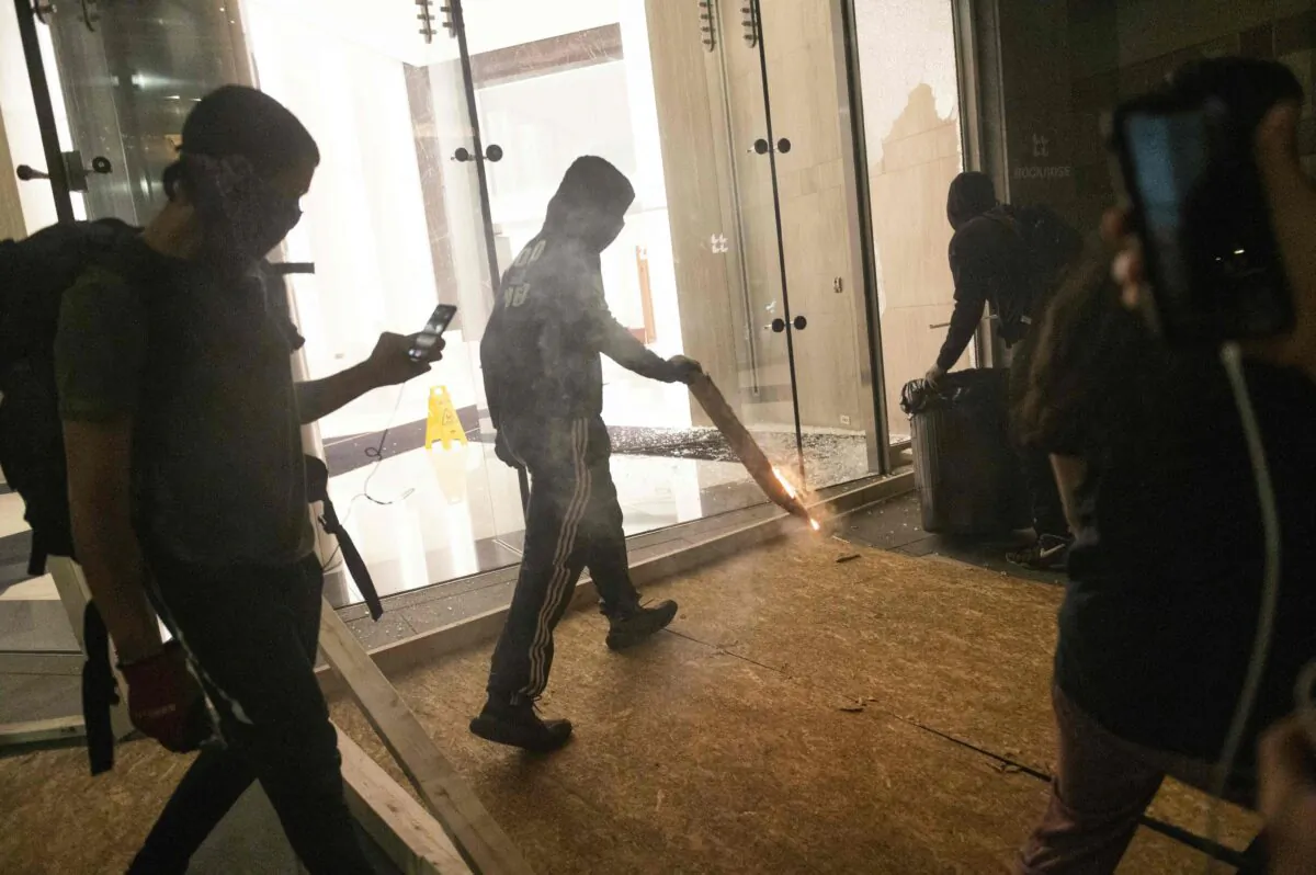 Rioters vandalize an office building in Washington on May 31, 2020. (Roberto Schmidt/AFP via Getty Images)