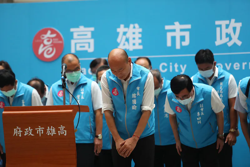 Han Kuo-yu (center) takes a bow during a press conference following a local recall election in Kaoshiung, Taiwan, on June 6, 2020. (Central News Agency) 