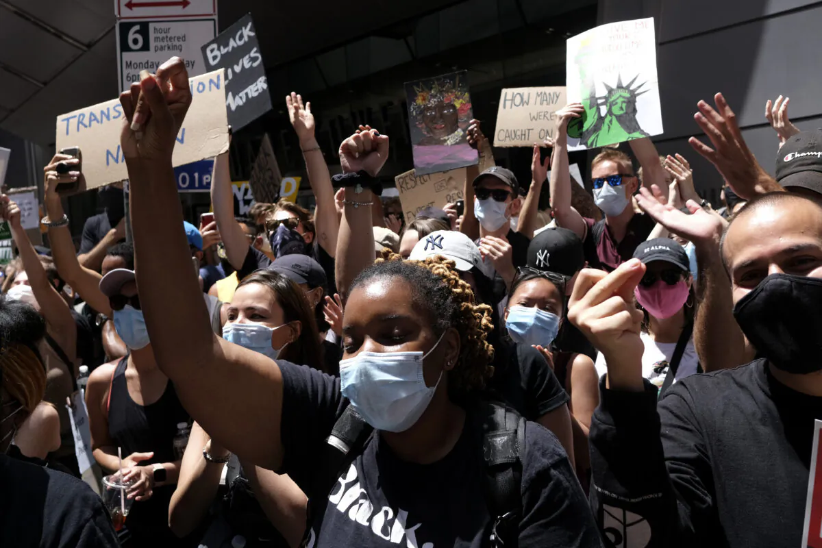 Protesters rally near the edge of Times Square in New York, Sunday, June 7, 2020. (Seth Wenig/AP photo)