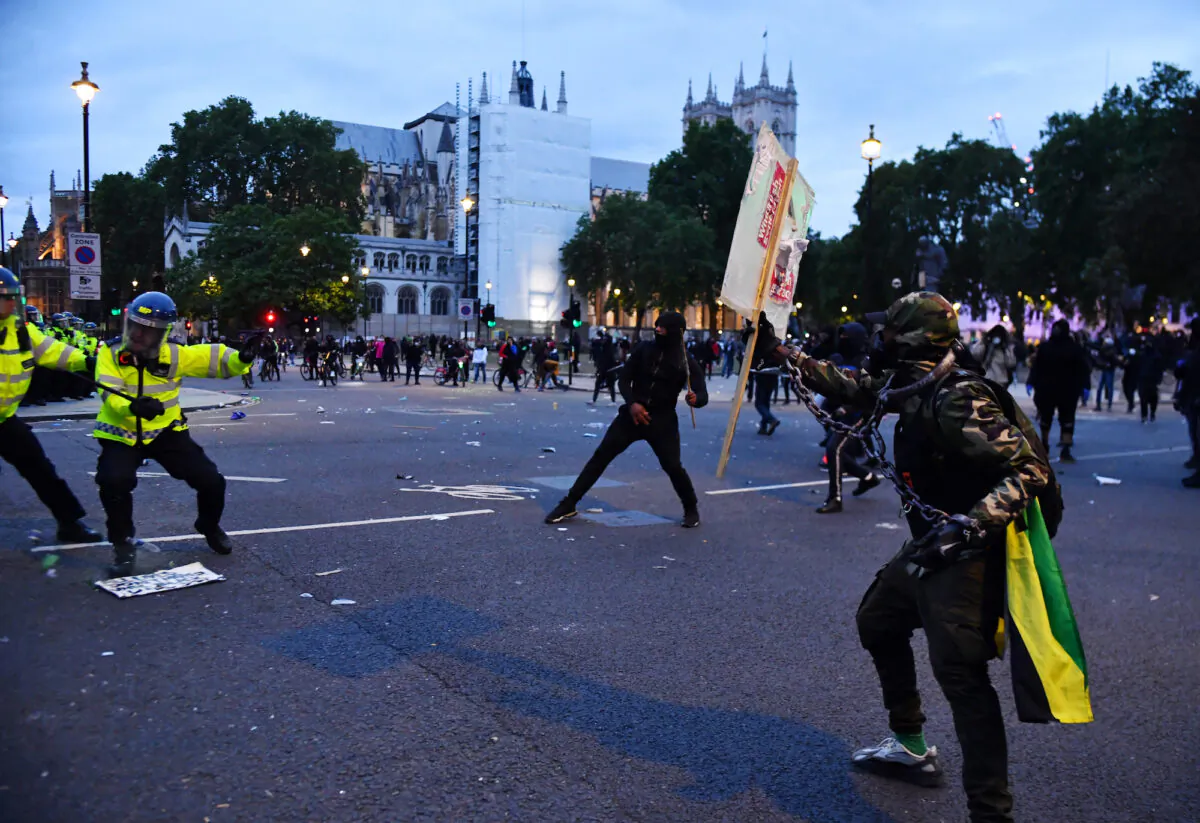 Demonstrators clash with police in London, UK, on June 7, 2020. (Dylan Martinez/Reuters)