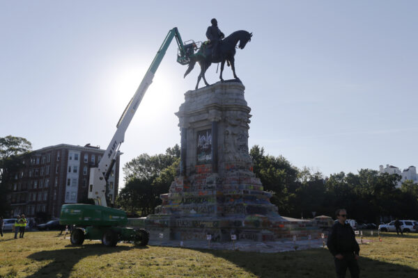 statue-of-Gen.-Robert-E.-Lee-1
