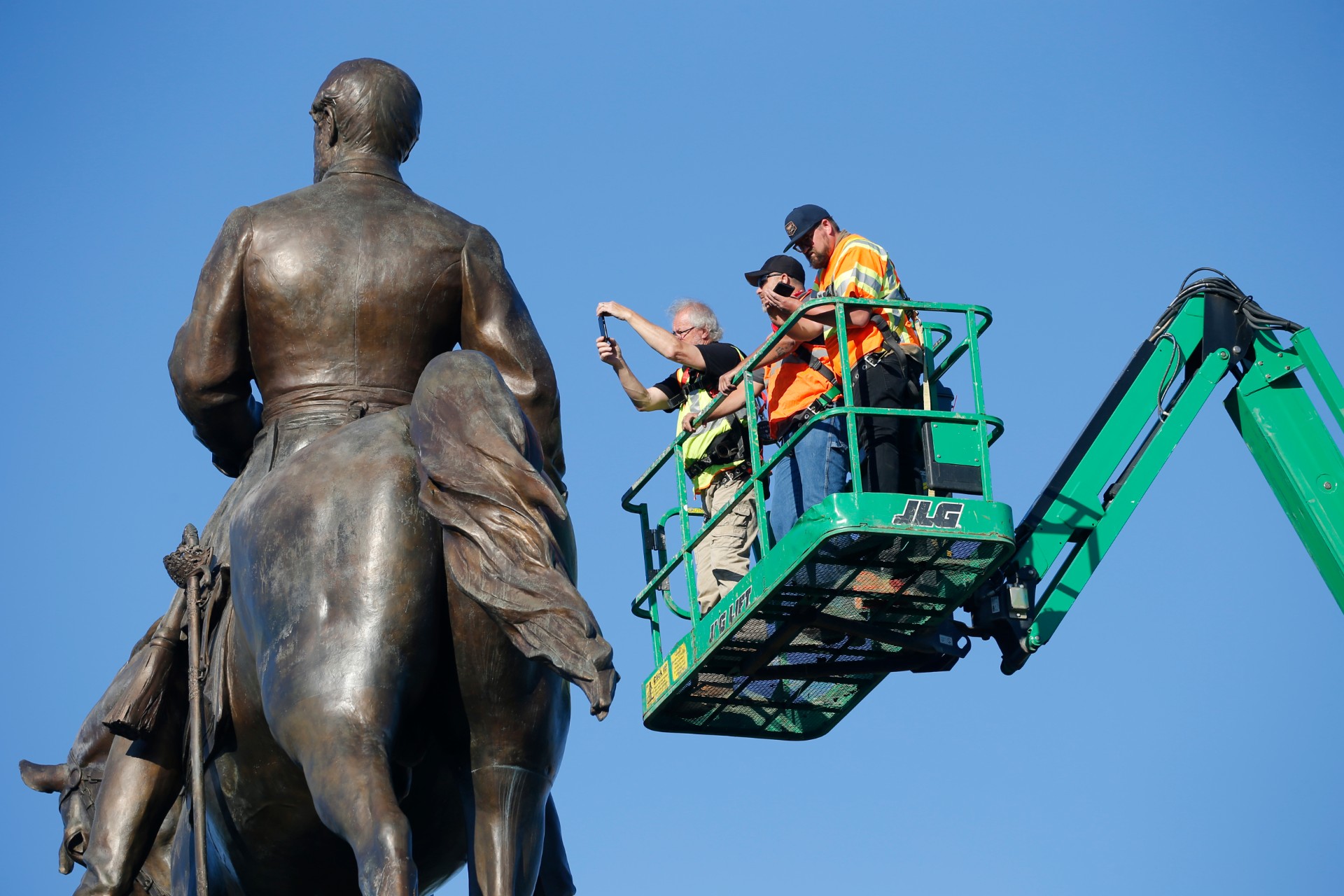 statue-of-Gen.-Robert-E.-Lee-3