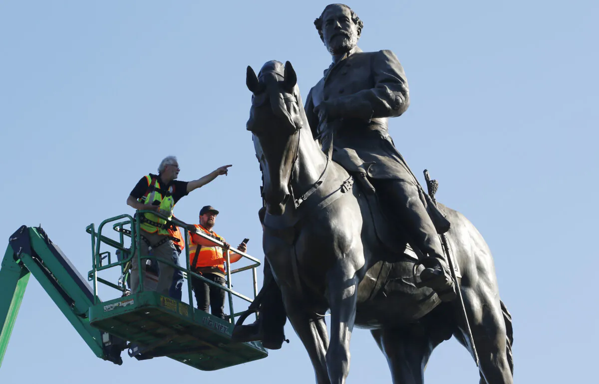 An inspection crew from the Virginia Department of General Services inspect the statue of Confederate Gen. Robert E. Lee on Monument Avenue  in Richmond, Va., on June 8, 2020. (Steve Helber/AP Photo)
