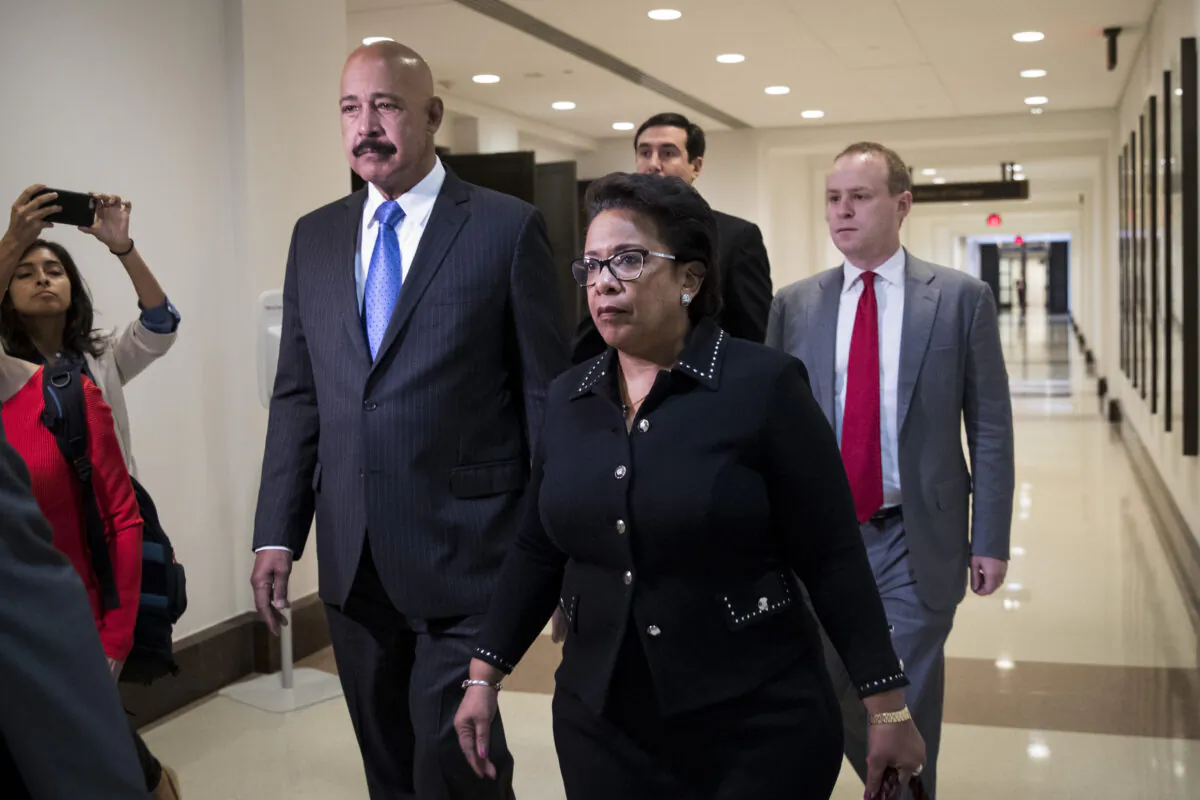 Former U.S. Attorney General Loretta Lynch arrives at the U.S. Capitol on her way to meet with members of the House Intelligence Committee in Washington on Oct. 20, 2017. (Drew Angerer/Getty Images)