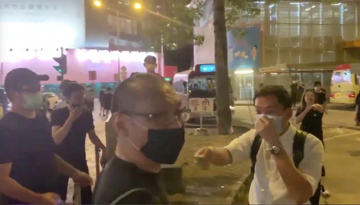 A man wields a knife after arguing with nearby citizens, in Kwun Tong, Hong Kong, on June 12, 2020. (Jerry/The Epoch Times) 