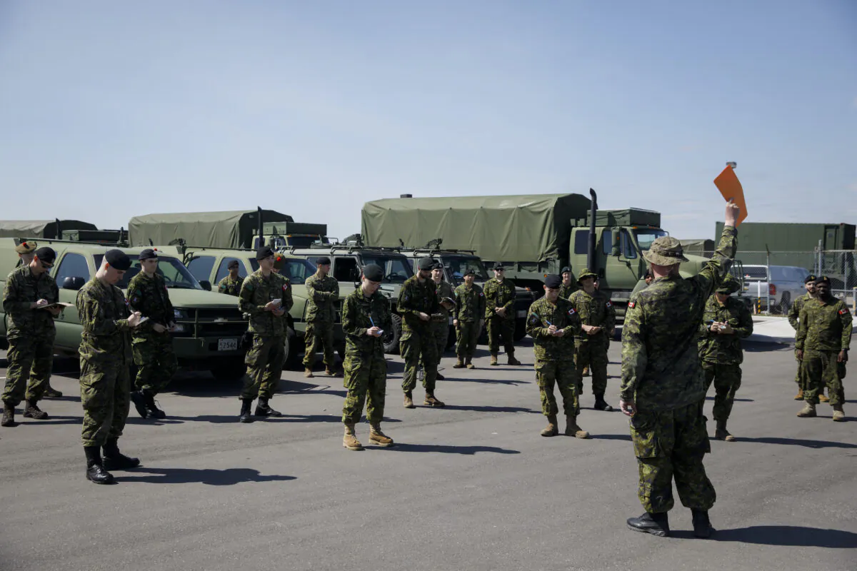 Members of the Canadian Forces write down directions at Denison Armory to convoy to CFB Borden amid the spread of COVID-19 on April 6, 2020 in Toronto, Canada.  (Cole Burston/Getty Images)